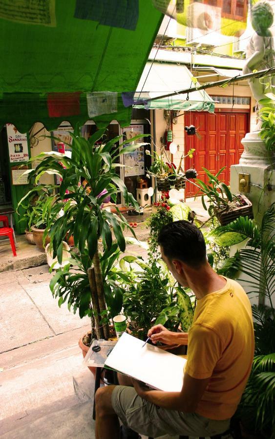 Born Free Hostel Bangkok Exterior photo